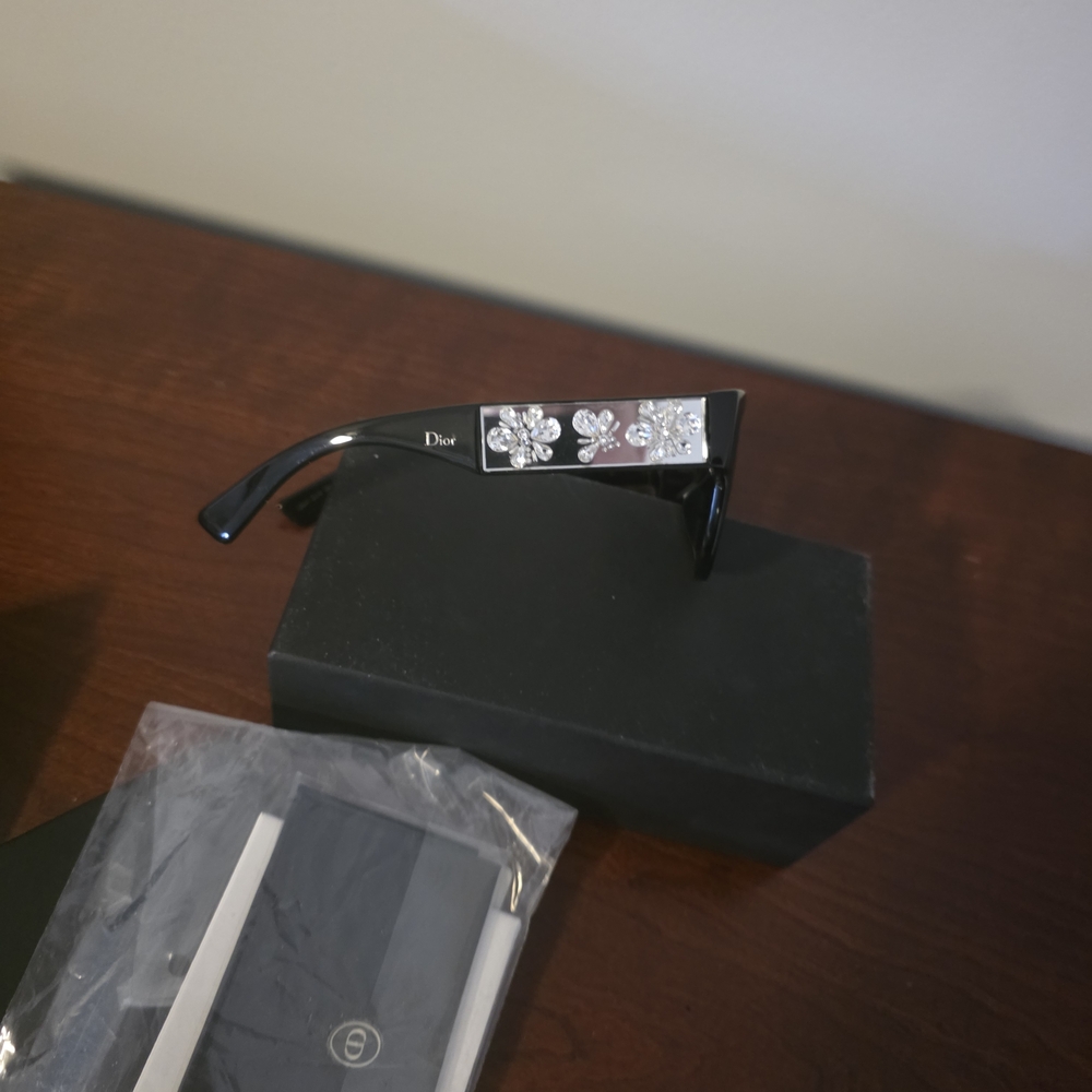 Elegant Cristian Dior Sunglases - Picture 4 of 4